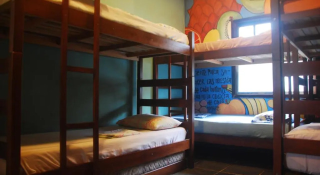 Кровать в общем номере Samblumba Hostel Trindade