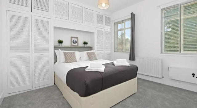 Heathrow Living Stanwell Serviced House 5 bedrooms, Забронировать Отель Отели Большого Лондона с парковкой, Парковка
