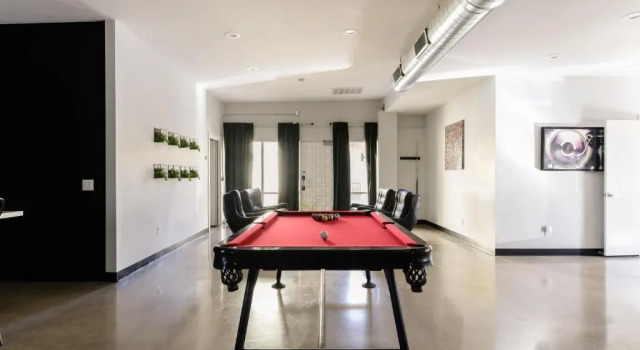 Коттедж Luna Stellar by AvantStay Modern Artists Loft Buyout w 10 BRs Patio Billiards