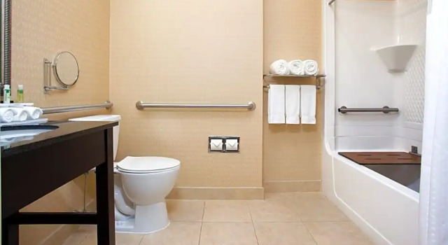 Четырёхместный номер Executive Holiday Inn Express and Suites Allentown West by IHG