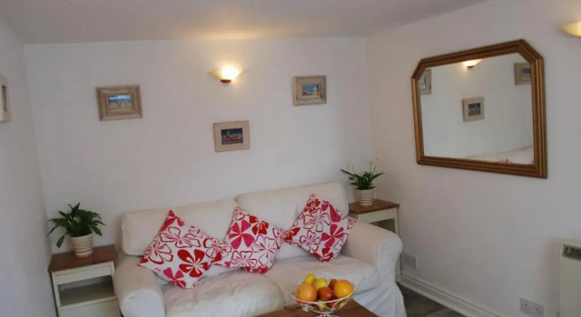 Коттедж Romantic Flint Cottage on the Suffolk Coast
