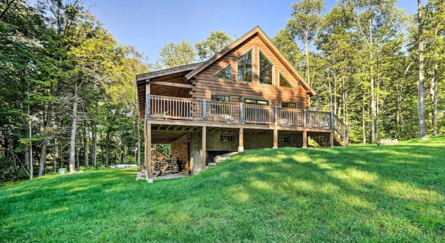 Коттедж Londonderry Chalet w/ Deck, Fire Pit & Views!