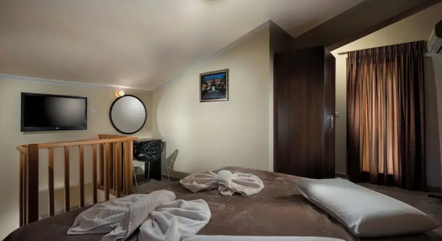 Четырёхместный семейный номер Standard с балконом Areti Suites