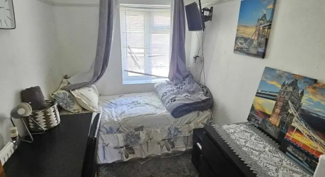Кровать в общем номере Charming London Guest Room with Garden BBQ