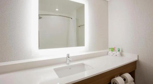 Четырёхместный номер Standard Holiday Inn Express & Suites Minneapolis - West End by IHG