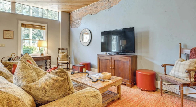 Private Hot Tub, Steps to Main St: Saluda Retreat, Book Feriehus Saluda North Carolina