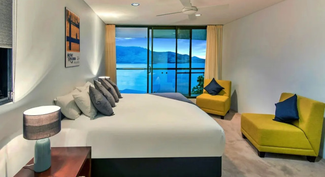 Waves 5 Luxury 3 Bedroom Breathtaking Ocean Views Central Location, Забронировать Апартаменты/квартира Отели Острова Гамильтон с парковкой, Парковка