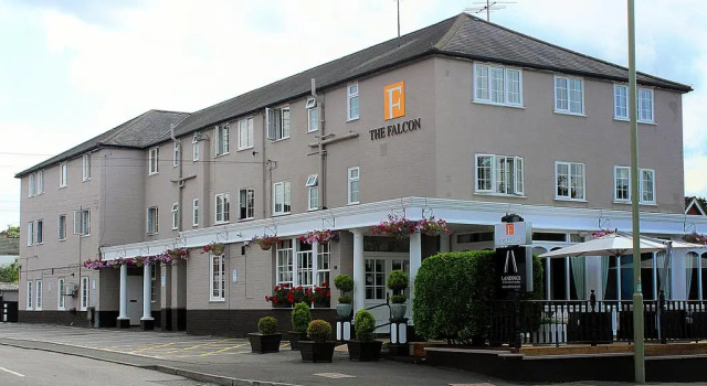 The Falcon Hotel, Забронировать Отель Отели Суррей с парковкой, Парковка