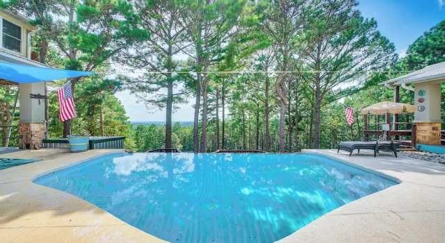 Коттедж Broken Bow Escape w/ Mountain Views & Pool Access!