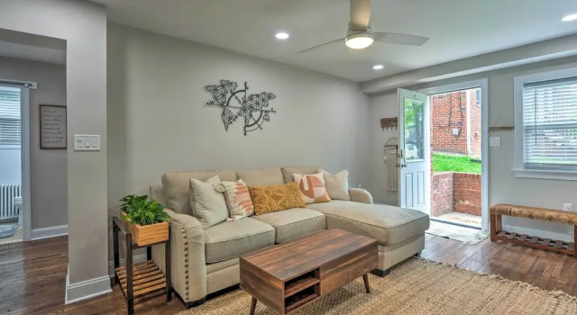 Takoma Park Apt w/ Wood Fire Pit < 8 Mi to DC, Buchen Sie Ferienwohnung Hotels in Maryland mit Parkplatz, Parkplätze