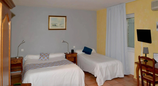 Logis De L'Etang, Book Hotel Hoteller i Cucuron med parkering, Parkering