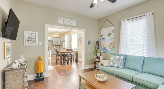 Коттедж 1/2 Mi to Seawall! Family Home w/ Furnished Patio