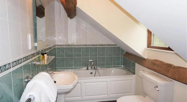 Sheep Dip Cottage - 5* Cyfie Farm, with log burner and private hot tub, Book Feriehus Sommerhuse i Snowdonia, Hytte