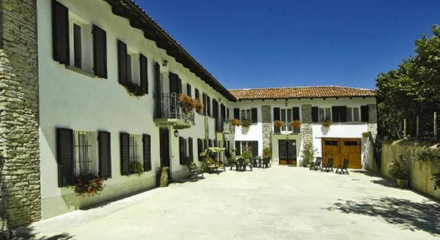 Agriturismo Cascina Anrì, Book Hotel Hotels in Mango with Parking, Parking