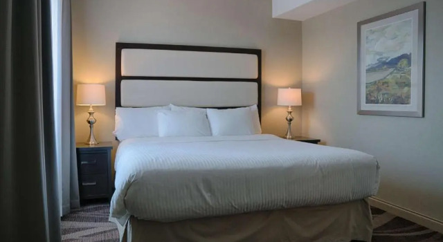 Люкс с балконом и с видом на озеро Prestige Harbourfront Resort, WorldHotels Luxury