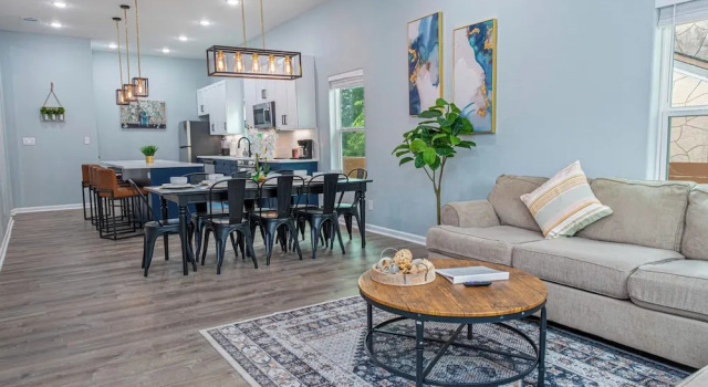 Коттедж с 4 комнатами с балконом Comfort and Style 4br/3ba Near Riverwalk and Dtown