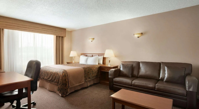 Двухместный люкс c 1 комнатой Travelodge by Wyndham Simcoe