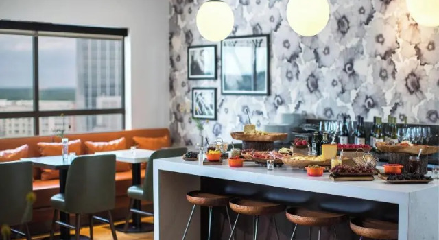 Четырёхместный клубный номер Standard Renaissance Raleigh North Hills Hotel
