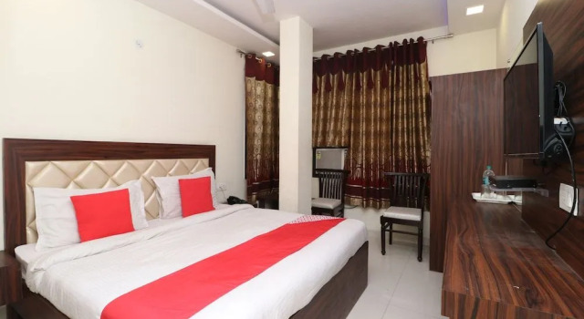 OYO 28646 Hotel Golden Heart