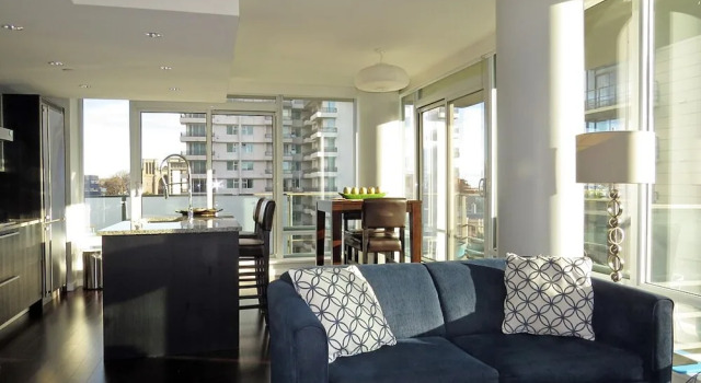 11th Heaven Contemporary Condo Heart of Downtown, Забронировать Отель Отели Виктории с бассейном, рядом с Craigflower Manor and Schoolhouse, Бассейн