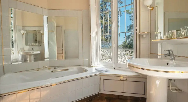 Номер Classic Château des Orchidées Stay in a French Castle