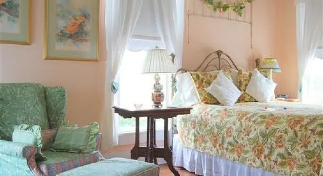 Manor of Time Bed and Breakfast, Забронировать Отель Гранбери Dallas - Fort Worth Metropolitan Area, рядом с Hood County Jail and Historical Museum