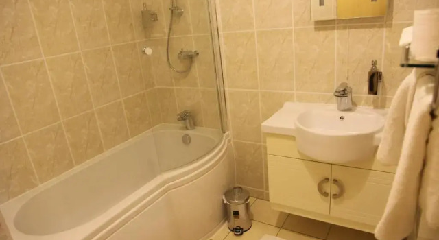 Четырёхместный номер Standard Cambridge Hotel