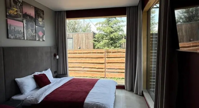 Cherry Mini Bob, Book Mini-hotel Hoteller i Berd med parkering, Parkering