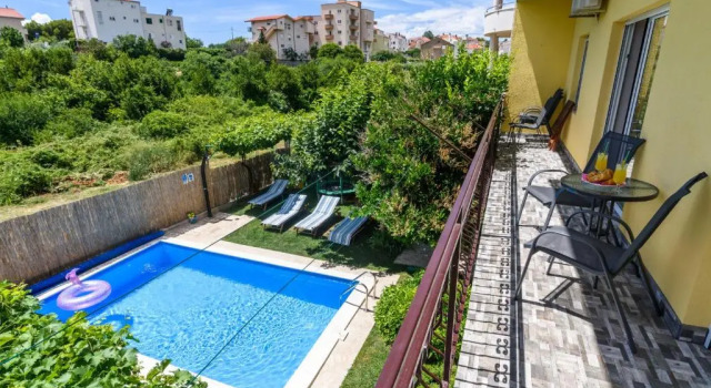 Apartments Lara, Book Apartment Stobrec Split