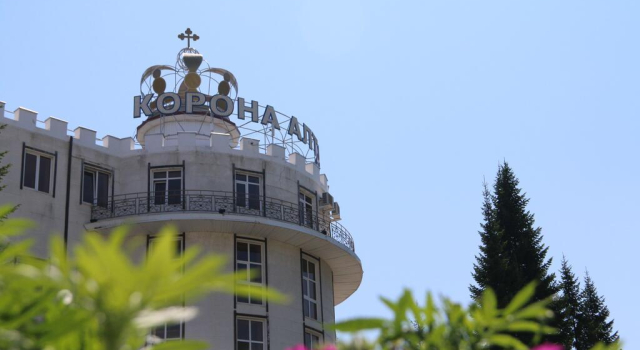 Korona Altaya, Boek Hotel Katun 