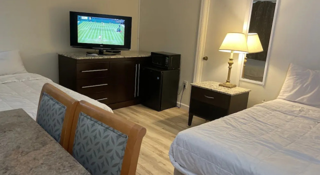 Четырёхместный номер Economy с балконом Searay Motel