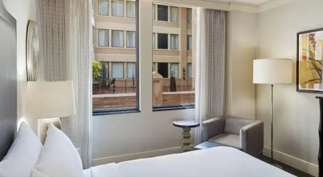 Четырёхместный номер Standard Renaissance New Orleans Arts Warehouse District Hotel