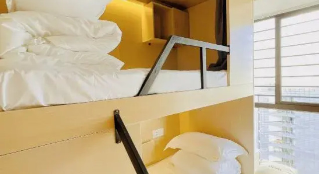 Кровать в общем номере (мужской номер) LinzhiJu Youth Hostel
