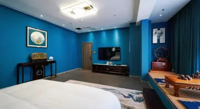 Люкс Deluxe Wolf's Home Hotel Vacation (Silk Road Light Tourism Town Railway Station)
