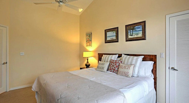 Walk to Beach! Poolside Oasis in Pompano
