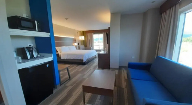 Полулюкс Executive Holiday Inn Express Trincity by IHG