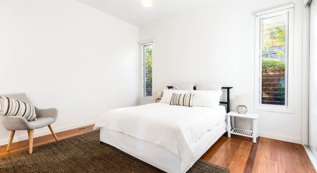 Queen Adelaide, Book Hotel Red Hill 
