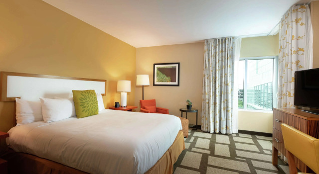 Embassy Suites Houston - Downtown, Забронировать Отель Хьюстон - центр города Хьюстон, рядом с Станция хьюстонского скоростного трамвая "Белл"