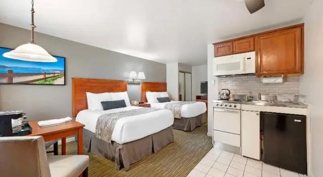 Четырёхместный номер Standard с балконом Best Western Ptarmigan Lodge