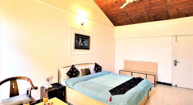 Номер Economy Neelesh Inn - Luxury Lake View Resort with Swimming Pool on Bhimtal Lake