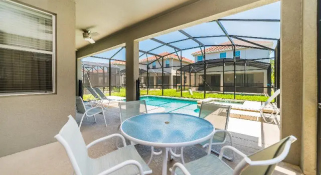 Кровать в общем номере с 6 комнатами Paradise Palms Resort Homes and Townhomes