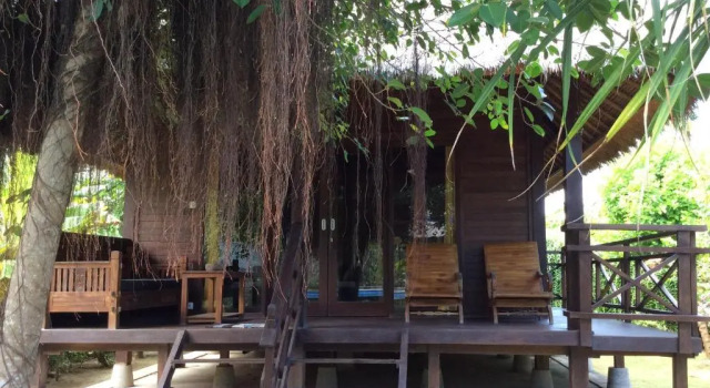Бунгало c 1 комнатой с видом на бассейн Sunset Villa & Cafe Lembongan