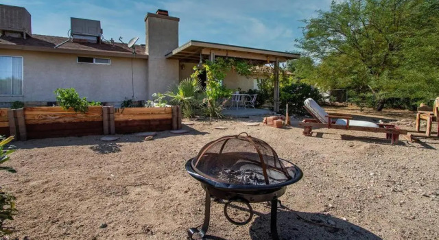 Коттедж Great Vibe House + Hot Tub, Minutes to JTree Park