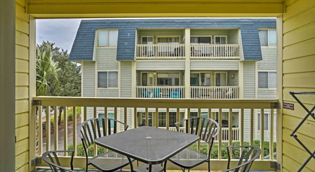 Coastal Condo With Pool Access - Walk To Beach!