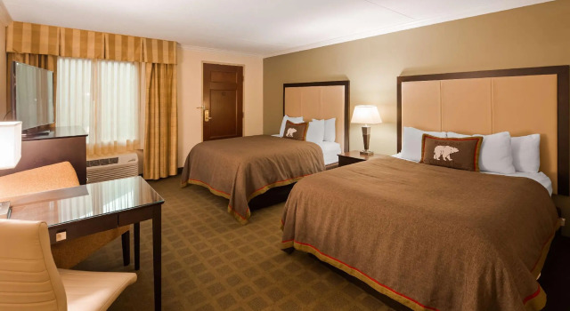 Четырёхместный номер Standard с видом на бассейн Best Western Plus White Bear Country Inn