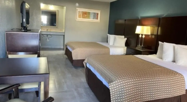 Четырёхместный номер Deluxe Guest Inn Lake City