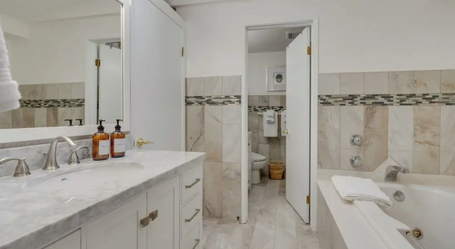 Апартаменты Kenmore Retreat w/ Shared Hot Tub - 1 Mi to Lake!