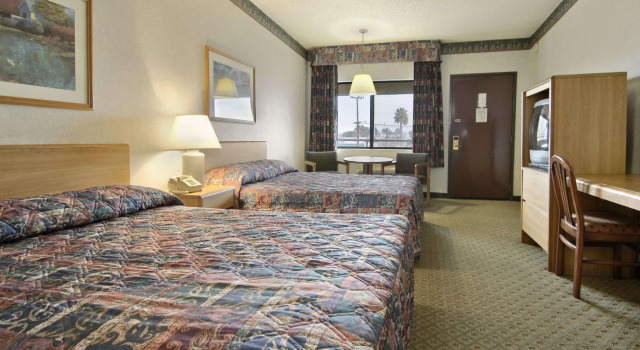 Четырёхместный номер Standard Travelodge by Wyndham Commerce Los Angeles Area
