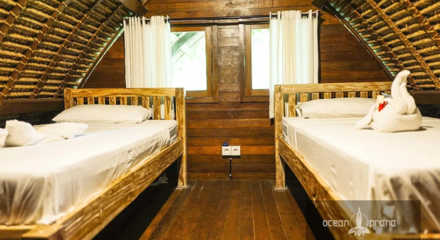 Кровать в общем номере с красивым видом из окна Ocean Prana Village