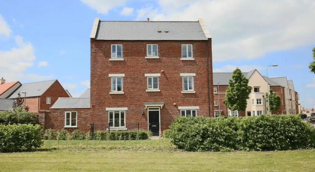 Коттедж Premium 4 large double bed townhouse in Bicester, next to Bicester Village